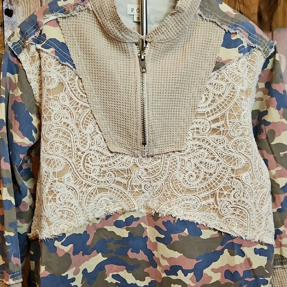 214 POL Lace Detail Camouflage Top Lightweight Denim - Picture 2 of 8